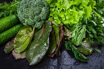Top Anti‑Inflammatory Foods to Reduce Belly Fat for Women Over 40 12 Fresh leafy greens like spinach, kale, and Swiss chard – top anti-inflammatory foods for women over 40.